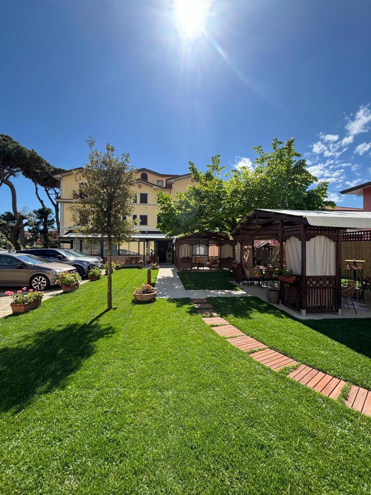 Hotel Virginia مارينا دي ماسا المظهر الخارجي الصورة